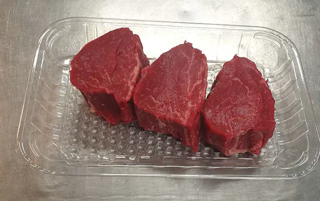 Quali sono le pratiche per caricare i prodotti nei vassoi per confezionamento sottovuoto skin per evitare sacche d'aria e garantire una sigillatura uniforme?